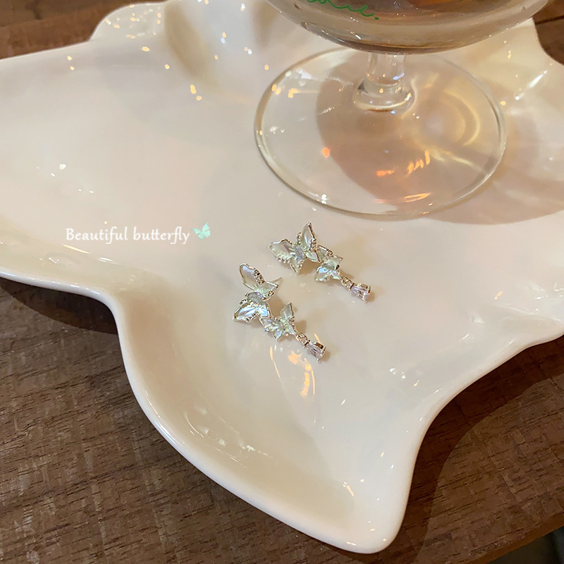 The super ethereal butterfly zircon earrings for women, with a light luxury, niche and high-end feel, and micro-embedded stud earrings, are perfect earrings for summer Specification drawing
