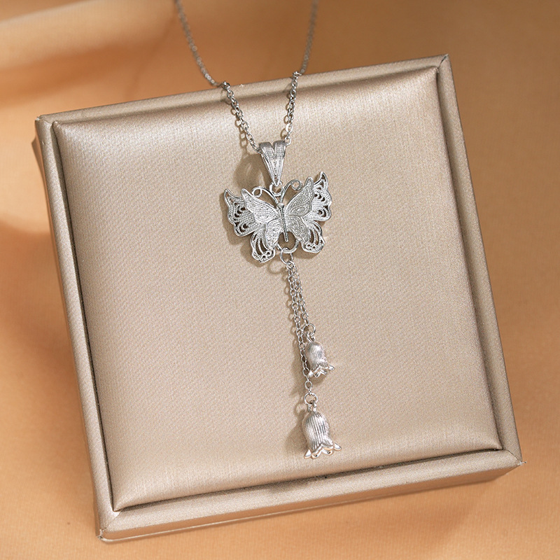 Exquisite and girlish butterfly love flower necklace, creative design for women, lily of the valley tassel butterfly pendant, titanium steel collarbone chain full figure