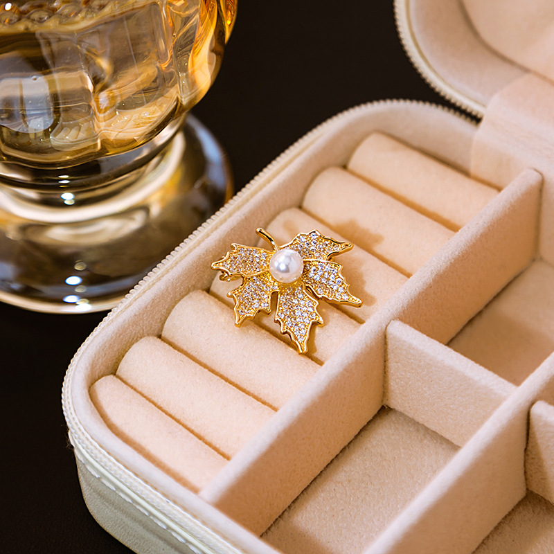 European and American maple leaf bow brooches, retro heart-shaped rabbits, diamond-encrusted brooches, pearl inlays, versatile accessories wholesale Application Scenario