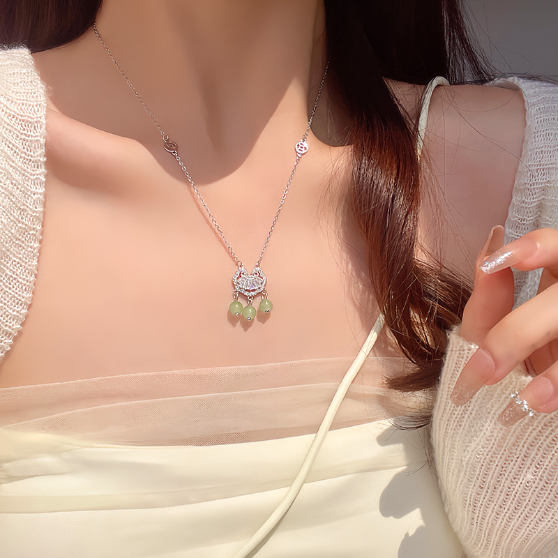 New Chinese-style retro peace lock pendant necklace, women's fashion, niche design sense, versatile, popular collarbone chain accessory Specification drawing