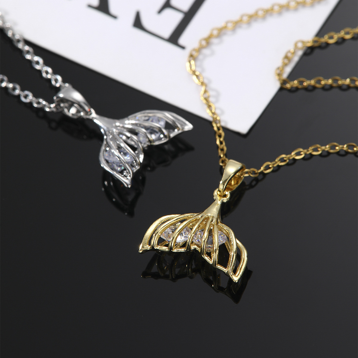 Steel chain high-end titanium style light necklace version collarbone style design Korean style wholesale red luxury network niche women's accessories Application Scenario