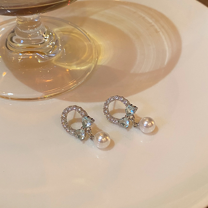 Delicate diamond-encrusted light blue bow stud earrings, feminine personality and charm, full circle diamonds, pearl tassels, cool earrings Specification drawing