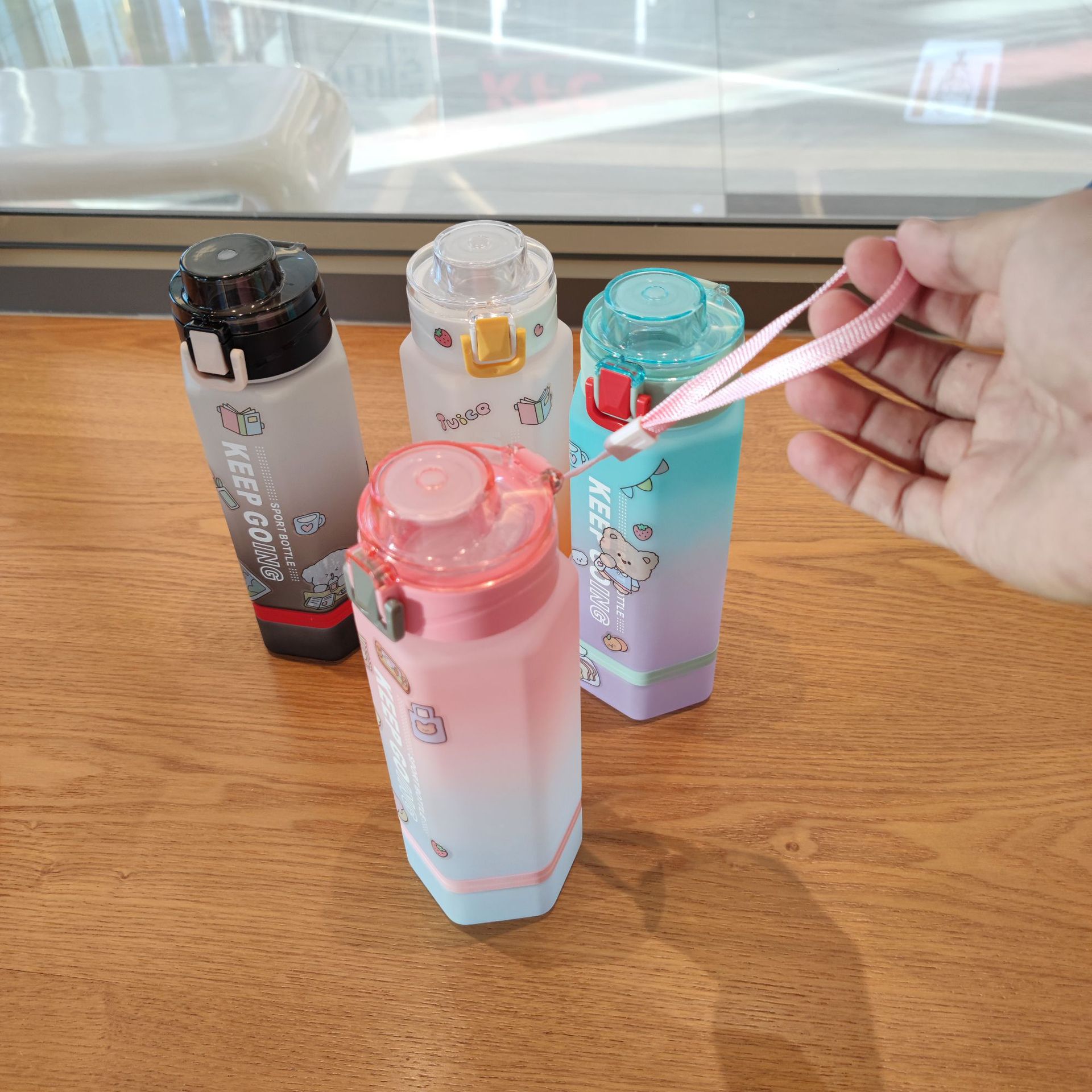Two-color gradient hexagonal plastic cup with lock buckle, portable tea stringer, direct drinking cup 700ml, with stickers included Application Scenario
