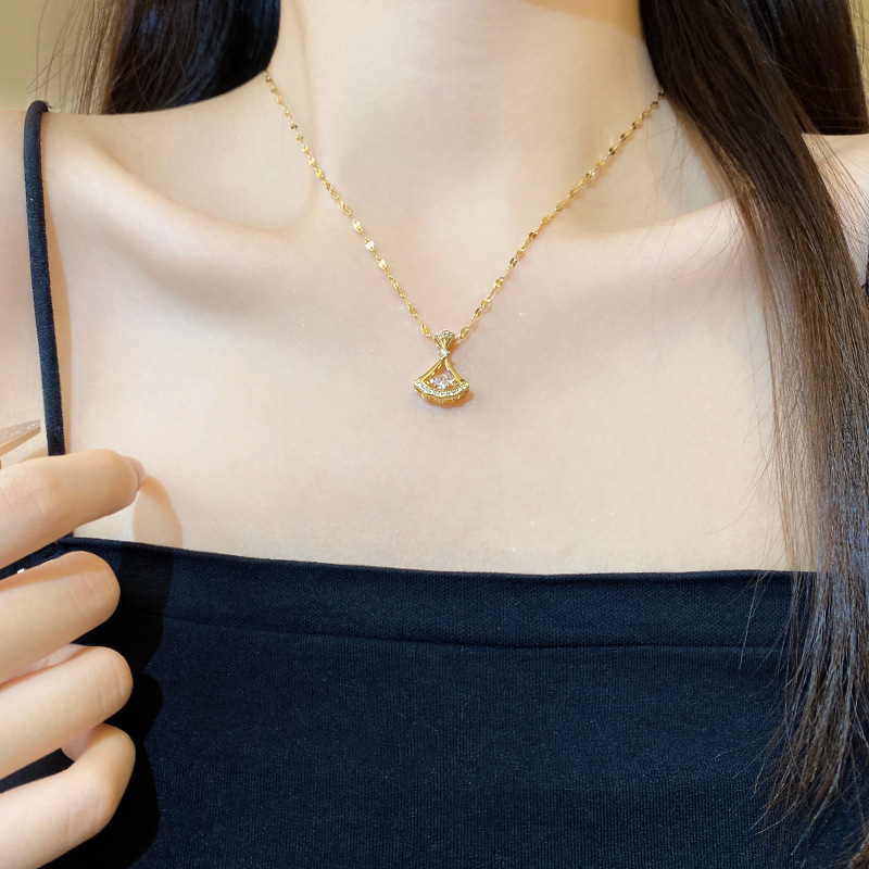 A high-end design fan-shaped pendant necklace with a Japanese and Korean style, a new trendy and versatile collarbone chain for women in 2023 details Picture