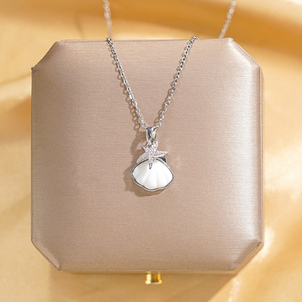 A new Japanese and Korean design style starfish shell pendant titanium steel necklace with a unique and high-end feel for women, full diamond collarbone chain neck full figure