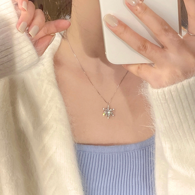 Rotatable snowflake titanium steel necklace, a high-end, light luxury diamond-encrusted octagonal star pendant, a niche new collarbone chain full figure