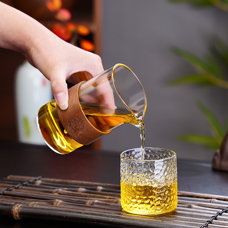 Wholesale creative hand-held wooden ring fair cup, high borosilicate heat-resistant glass drinking cup, household living room reception glass cup details Picture