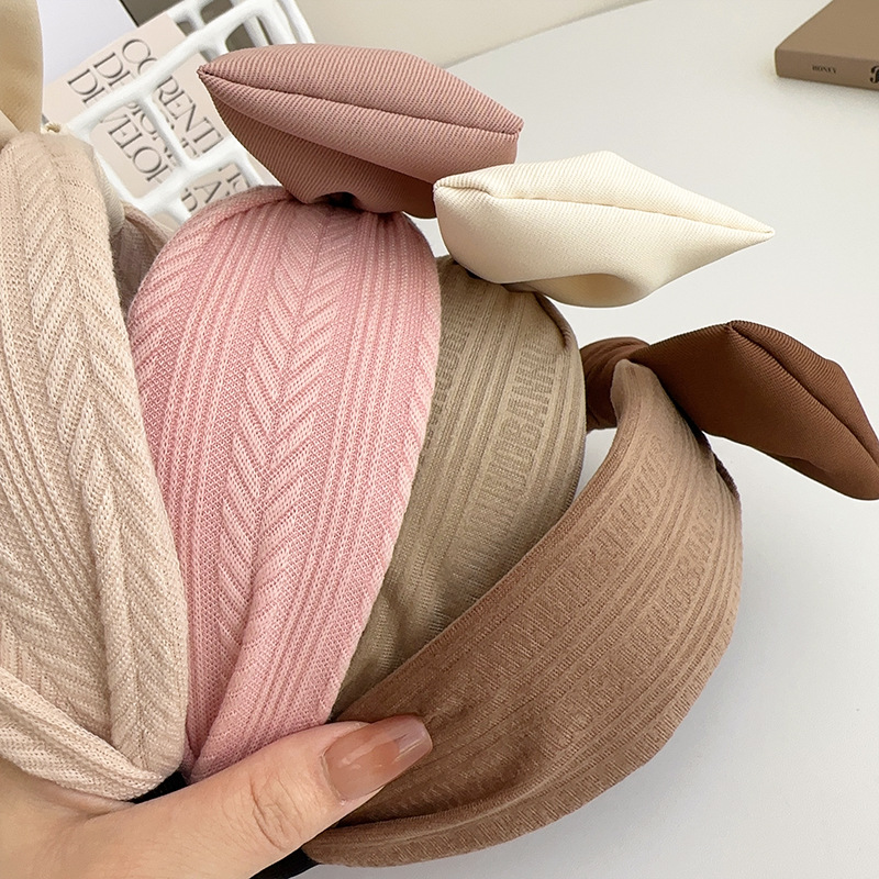 Coffee-colored bow hair band, French high-end style, versatile hair band, high top headband, face wash hair band, hair clip for going out Application Scenario