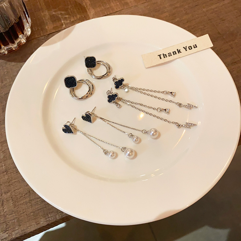 The micro-studded blue heart-shaped earrings with sparkling diamonds have a cold and unique design sense for women. The tassel pearl stud earrings are distinctive earrings Specification drawing