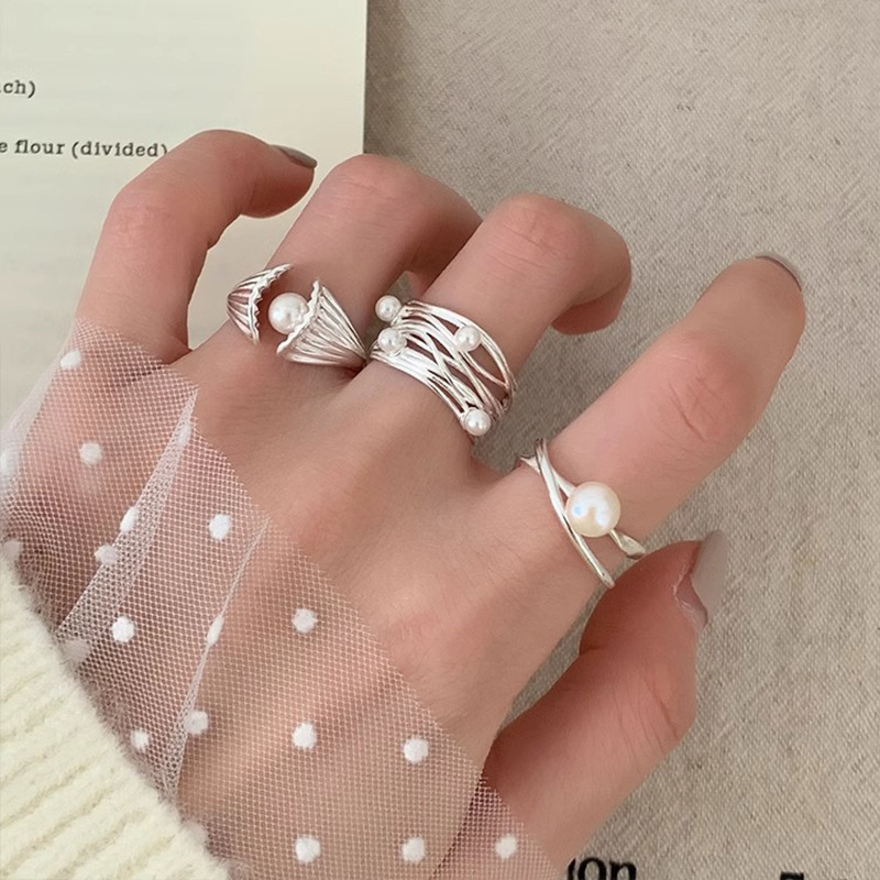 The S925 sterling silver pearl ring exudes a touch of light luxury and sophistication for women. It is a niche, layered index finger ring that is elegant, gentle, and versatile, making it a trendy accessory Application Scenario