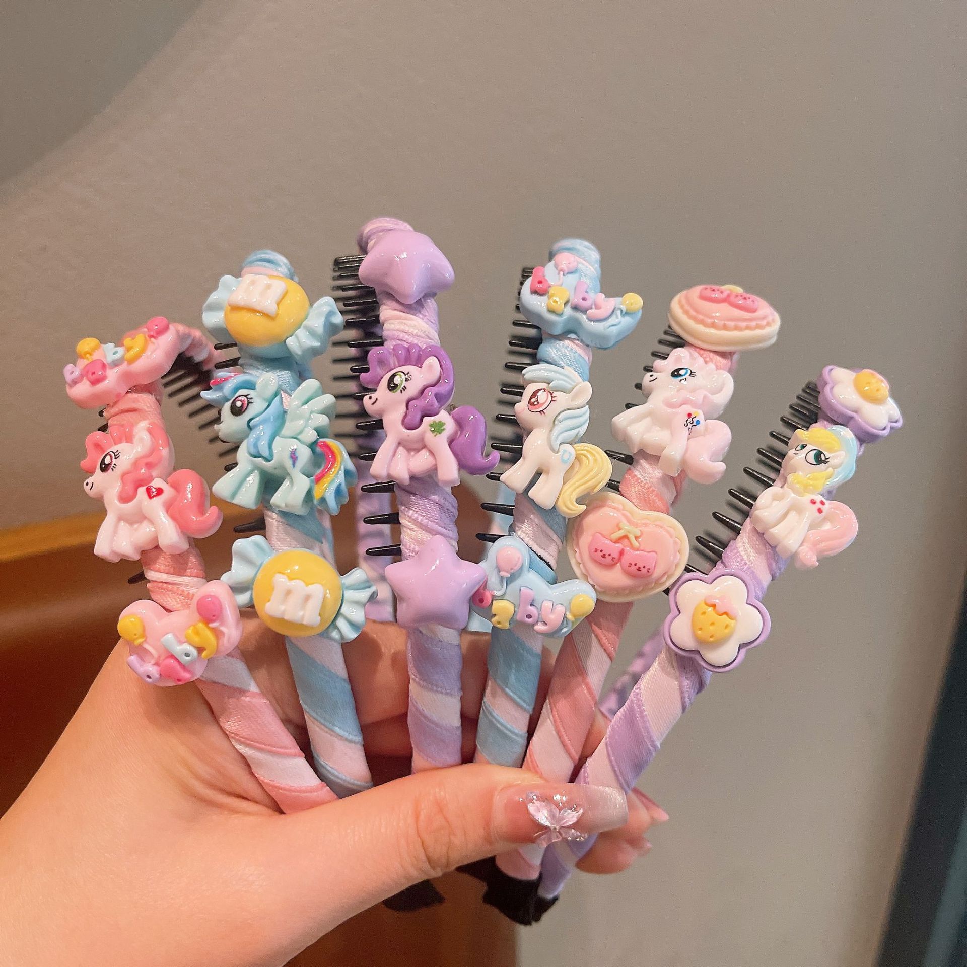 Children's cartoon toothed hair band, a perfect tool for organizing girls' broken hair, cute and non-damaging hair clips, headwear, anti-slip and hair-pressing hair band full figure