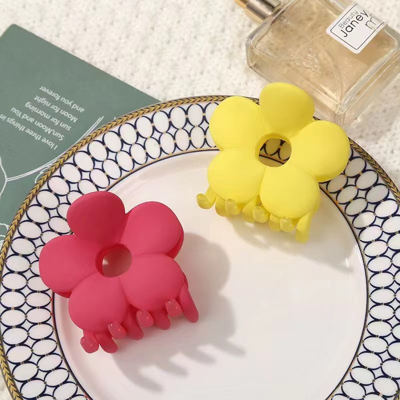 Simple large-sized flower hair clips for women, summer style, back head hair clips, elegant hairpins, headwear, hair clips, hair accessories Application Scenario