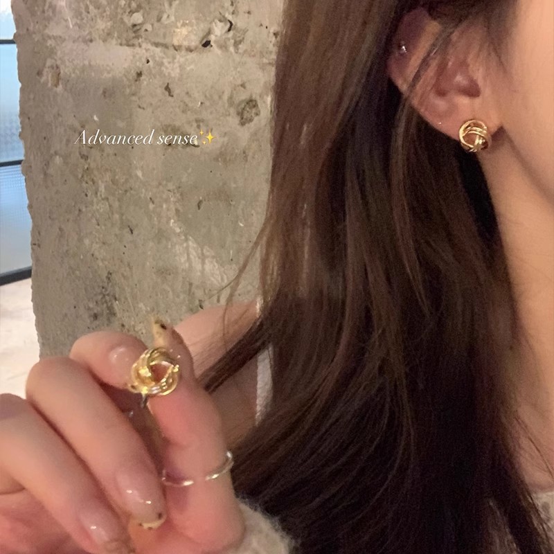 Retro and simple wrapped stud earrings for women, light luxury, versatile and high-end style earrings, 2024 new bestsellers, socialite earrings wholesale details Picture