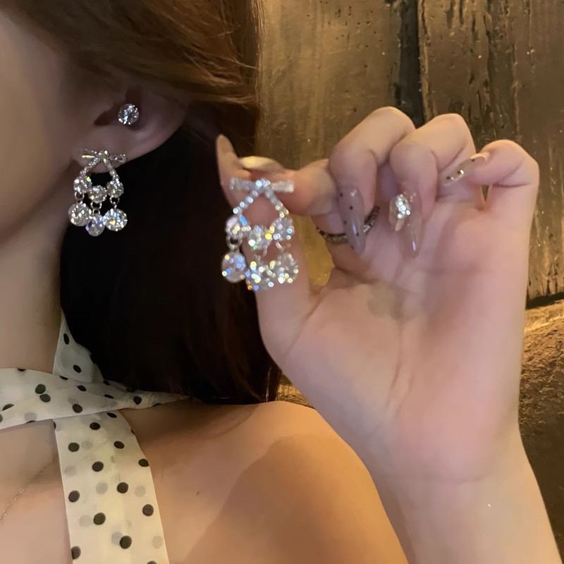 Gentle, sweet, exquisite, and heavily crafted micro-set sparkling diamond tassel earrings, feminine charm, slimming, individual style, and fashionable earrings full figure