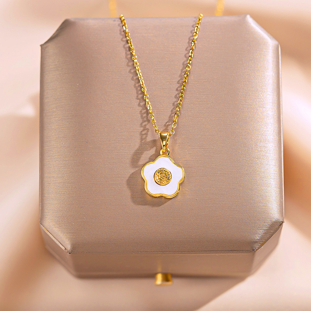 The oil-dripping Daisy white flower necklace is a rare, fashionable and high-end female celebrity collarbone chain titanium steel hair accessory full figure