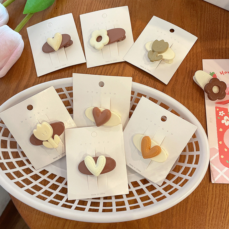 Mini heart-shaped coffee-colored hair root clips and hairpins, sweet summer bangs hair accessories, internet-famous cute clip hairstyle details Picture