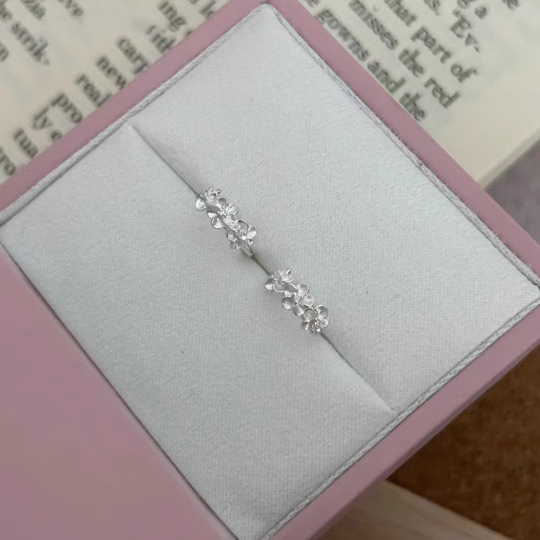 Three Flower earrings from Fanhua, a new style in 2024, are trendy, unique, niche, light luxury, high-end, sweet and elegant, versatile earrings for women Application Scenario