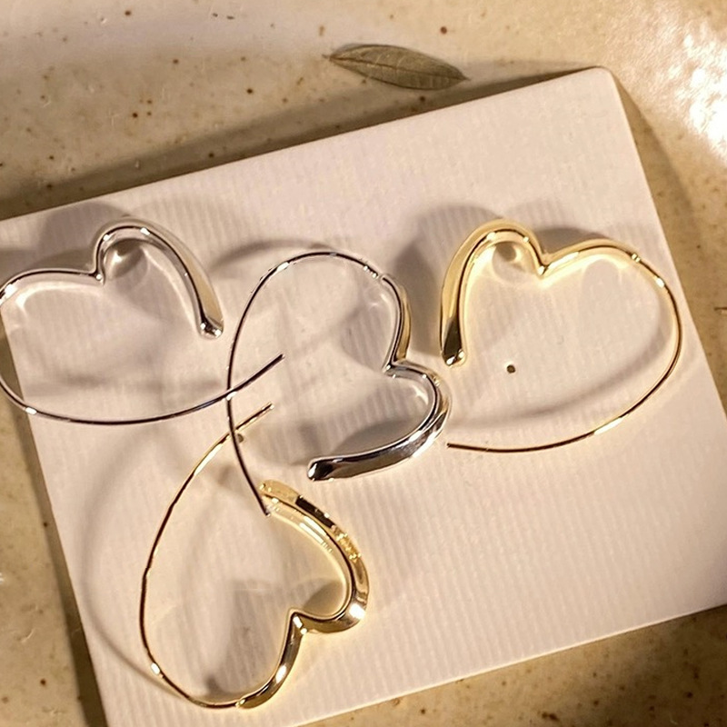Cold and stylish heart-shaped earring earrings for women, simple and versatile, 2025 new bestseller, exquisite and high-end commuting earrings details Picture