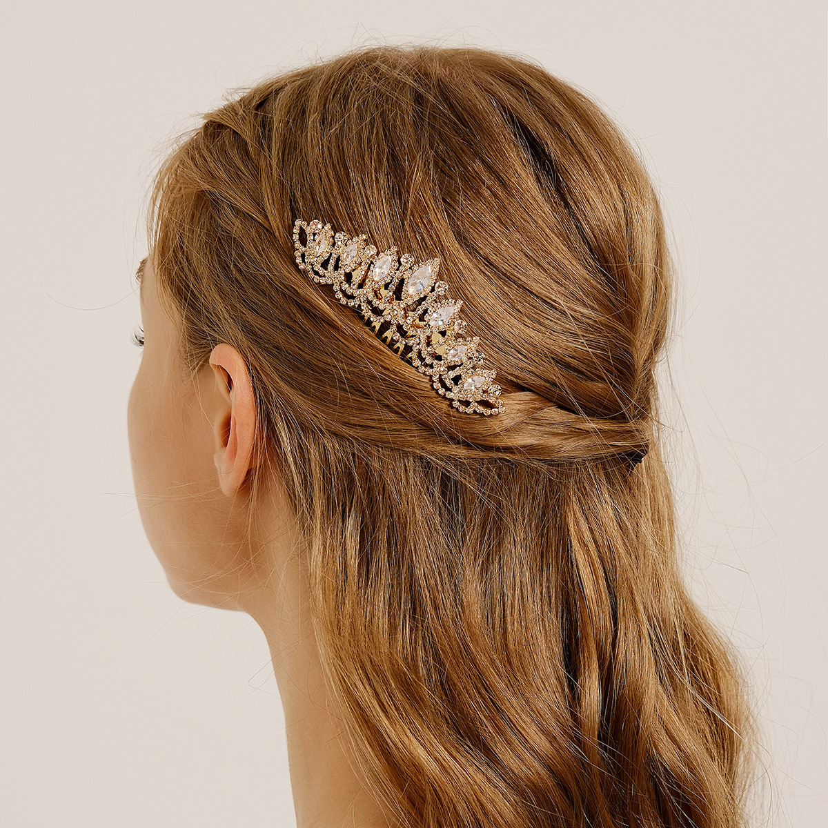 The new European and American crystal zircon hair comb is a versatile daily updo headwear with a fashionable and high-end feel. It is a horse eye zircon broken hair comb full figure