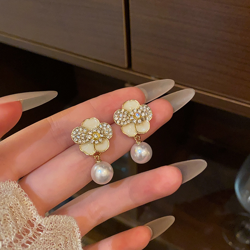 High-end, sparkling diamond, flower and pearl earrings for women, delicate, niche and elegant, internet-famous stud earrings, a bestseller in 2025 full figure