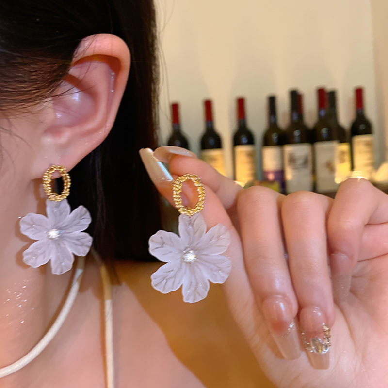 Super fairy-like white flower earrings for women, spring fashion, fresh and delicate floral earrings, versatile and elegant, the same style of earrings as Internet celebrities Specification drawing