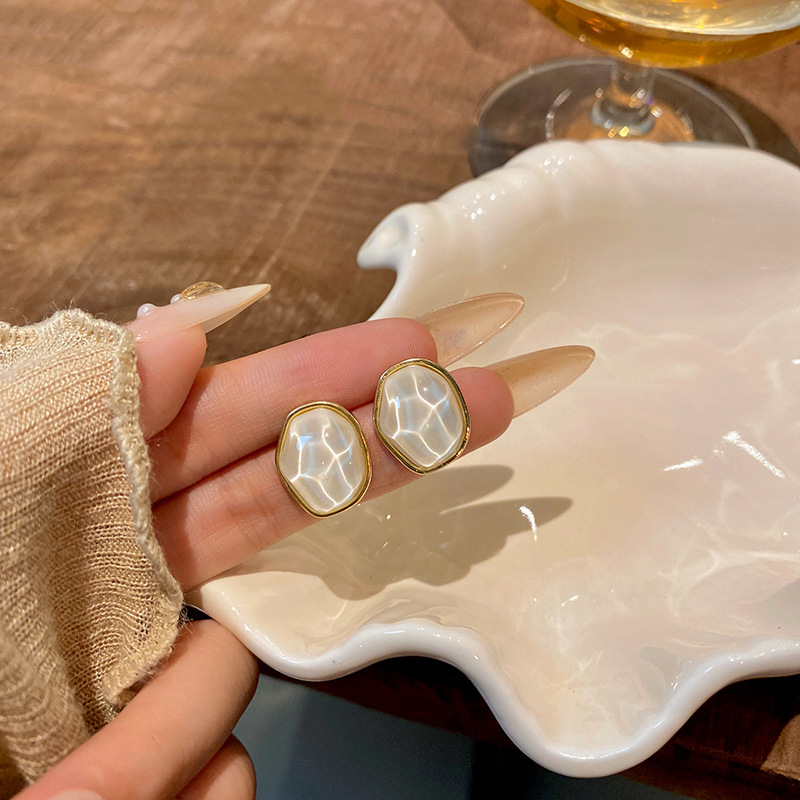 Korean-style versatile irregular geometric ear studs, niche design sense, wavy Hong Kong-style, internet-famous bestsellers, personalized and trendy earrings Specification drawing