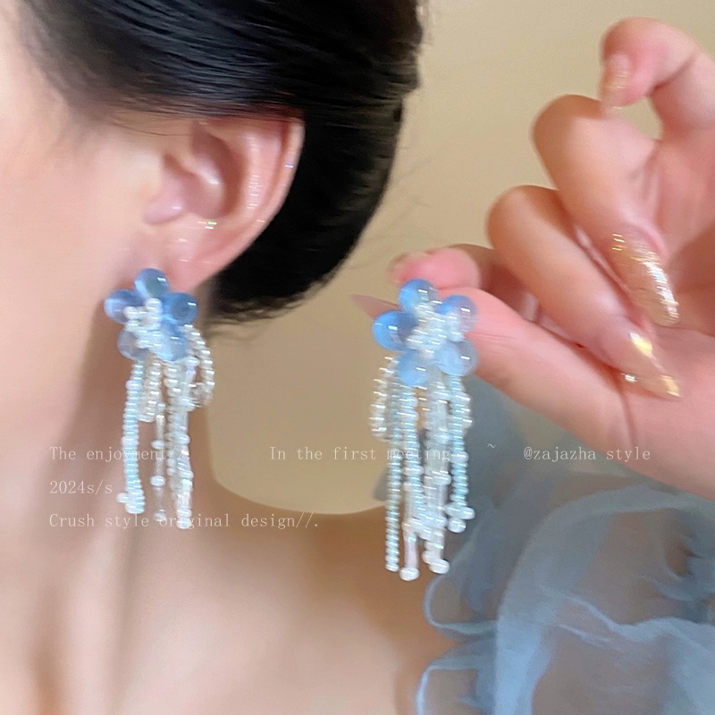 The small flower-patterned, tassel and beaded earrings are a rare and elegant earring for women, suitable for people with round and square faces details Picture