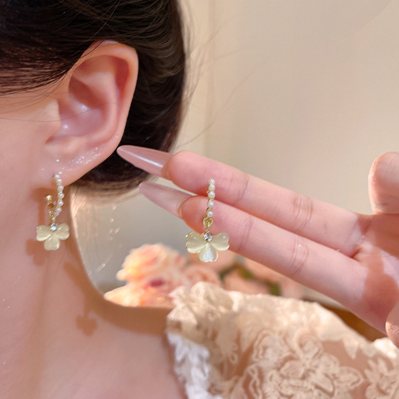 Korean-style fashionable cat's eye stone flower pearl stud earrings for women, light luxury, niche and high-end fringed earrings, elegant earrings details Picture