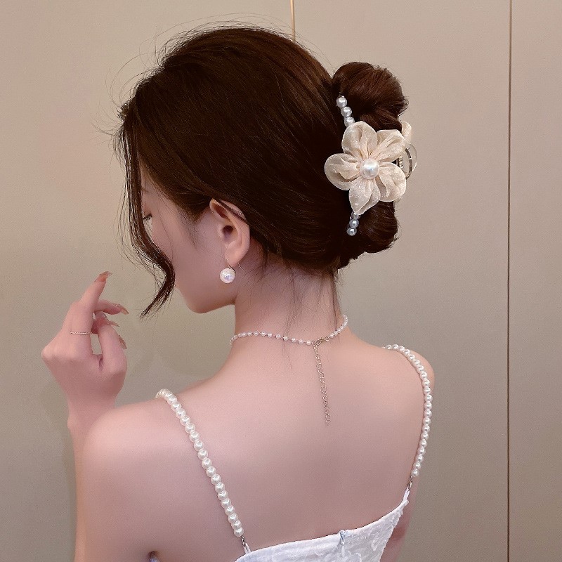 Mesh flower pearl gripper, elegant shark clip, high-end feel, women's back head clip, headwear, hair clip, hair accessory Application Scenario