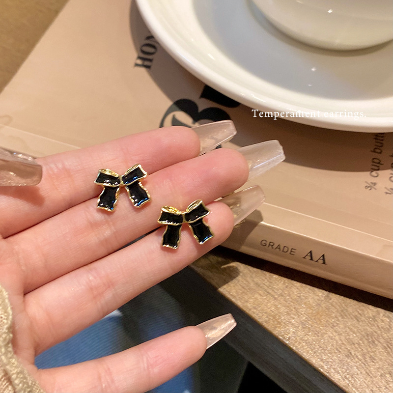 Black bow stud earrings, Instags-style, light luxury, versatile and high-end earrings, sweet and cool, small and popular earrings wholesale full figure