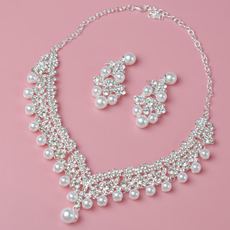 Fashionable and elegant bride accessories: European and American pearl necklace, earrings, alloy rhinestone and pearl two-piece set N5087 Application Scenario