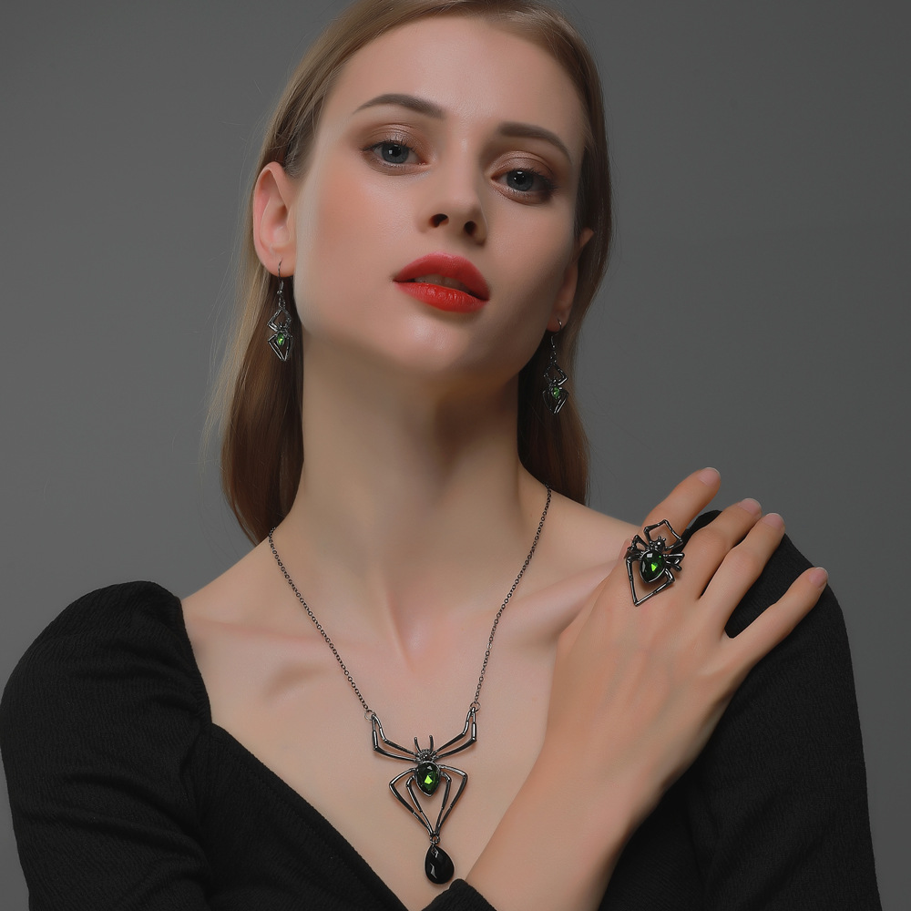 Halloween jewelry, a unique and exaggerated three-piece set: spider necklace, earrings, ring, retro emerald set and accessories full figure