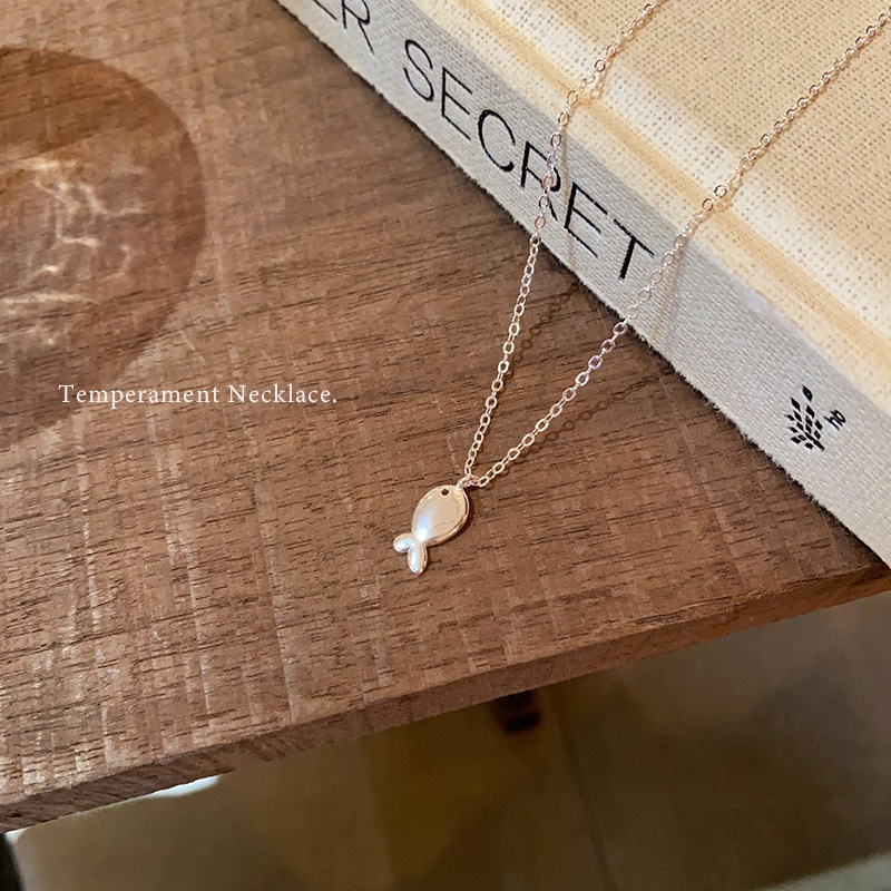 Sweet and cute little fish pendant necklace, women's niche design sense, simple collarbone chain, new summer neckchain accessory Application Scenario