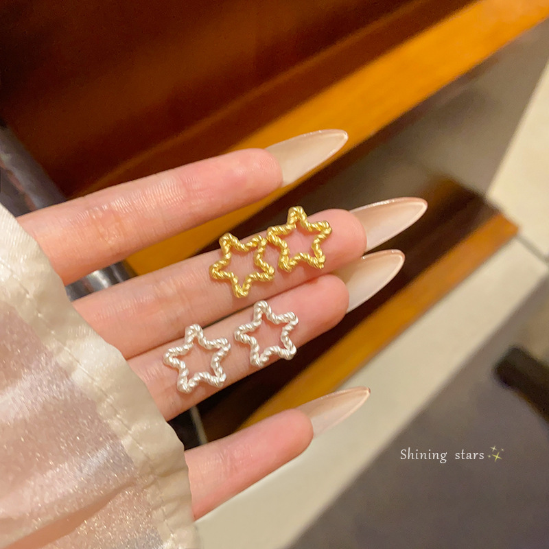 Korean-style metal star earrings for women, simple and individual stud earrings, fashionable and cool, versatile and elegant earrings for commuters and Internet celebrities full figure