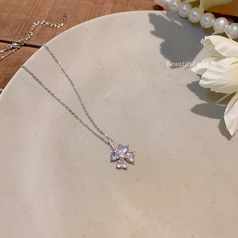 The new Korean version zircon flower titanium steel necklace is a trendy and niche design for women on Instagram, featuring a collarbone chain and a popular neckchain accessory Application Scenario