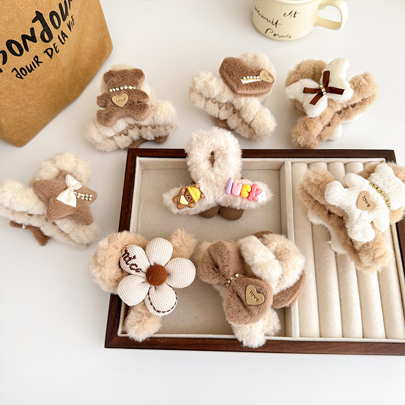 Autumn and winter plush hair clips, coffee-colored bear hair clips, children's cute cartoon small claw clips, shark clips on the back of the head for girls full figure