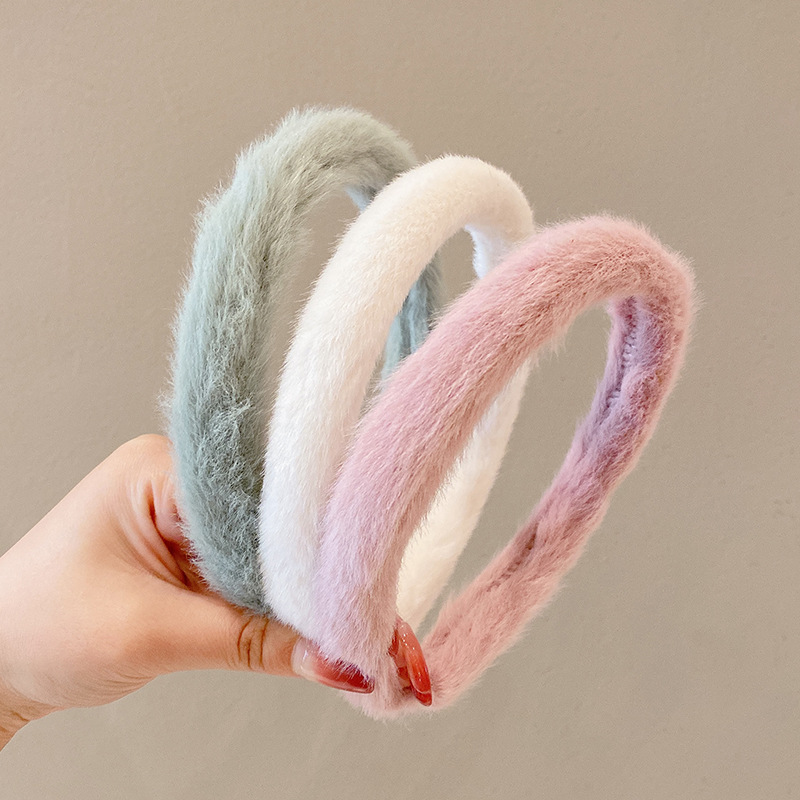 Rabbit fur hair band, candy-colored fur headband, 2022 autumn and winter new style hair clips, versatile headwear for going out Application Scenario