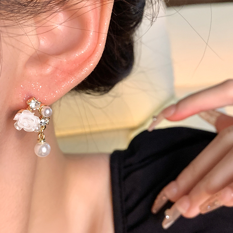 French camellia pearl stud earrings, a new bestseller for women in 2024, zircon tassel earrings, a trendy and popular ear accessory Application Scenario