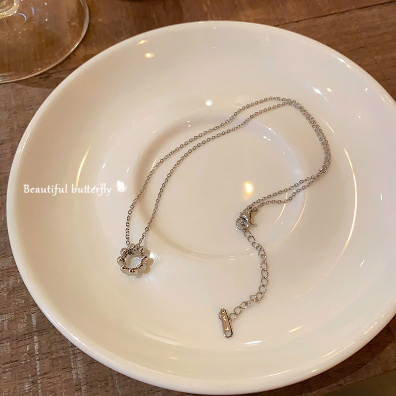 Korean-style simple circle flower necklace, light luxury and niche collarbone chain, high-end titanium steel pendant, fashionable and elegant neckchain Specification drawing