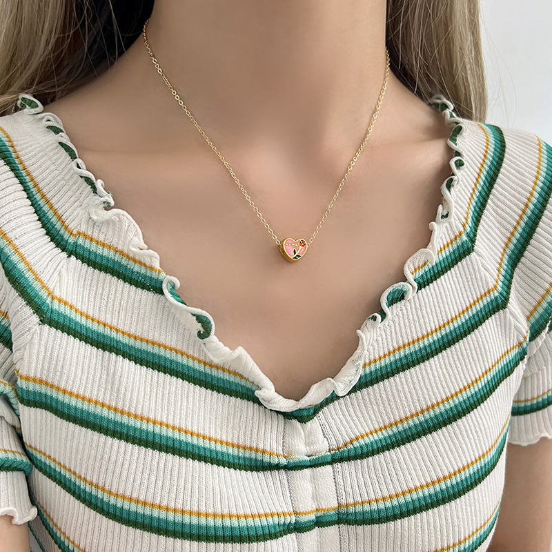 The high-end design of the heart-shaped necklace collarbone chain is a new 2024 women's light luxury, niche and individual necklace on Instagram Application Scenario