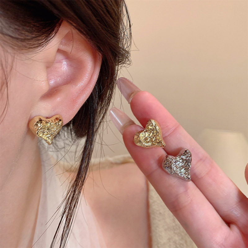 Cold and unconventional heart-shaped stud earrings with a unique design sense and elegant style are the new best-selling earrings for women in summer 2025 details Picture