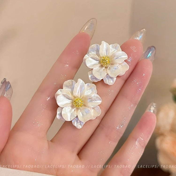 French retro style camellia stud earrings for women 2025 new bestsellers, light luxury and niche design, versatile earrings details Picture