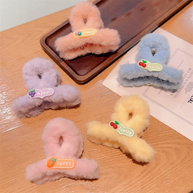 Children's small plush claw clip, new plush updo, shark clip, high-end hairpin, back of the head, autumn and winter clip headwear full figure