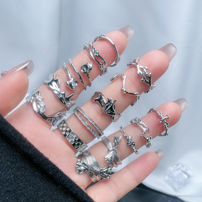 Fashionable and simple, irregular-textured open ring, a cold and unique design for women, with a simple and layered index finger ring full figure