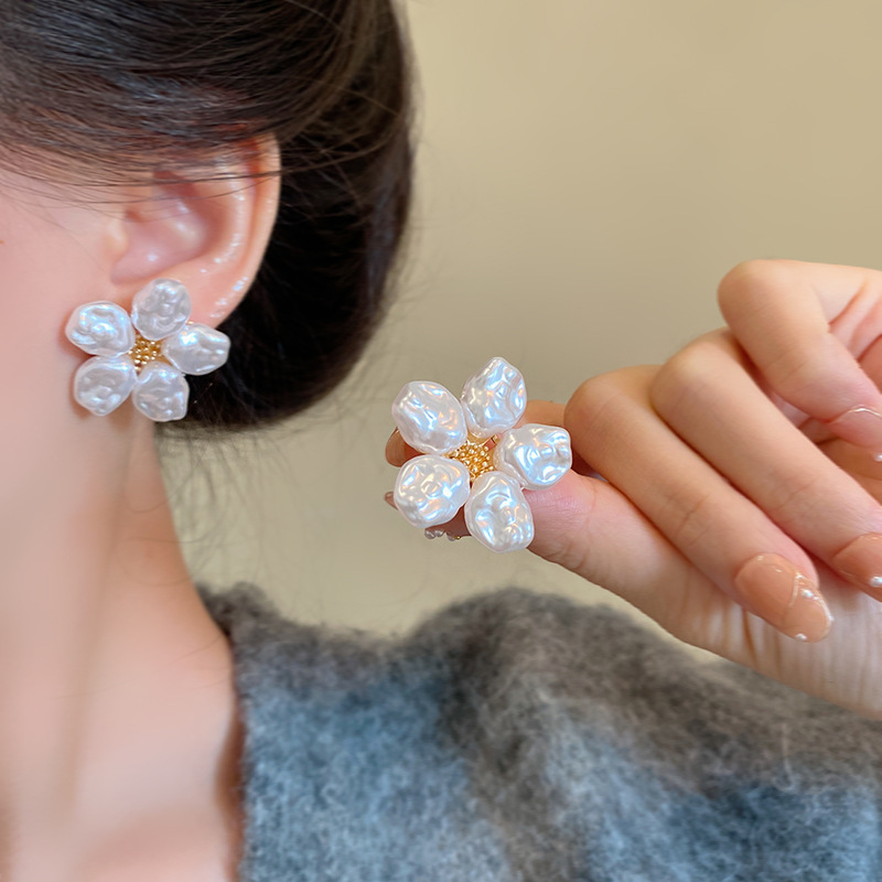 French retro pearl flower earrings, women's ins light luxury, niche and high-end style ear studs, the same style of earrings as fashionable Internet celebrities details Picture