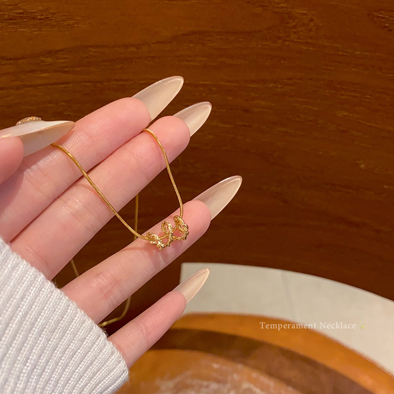 Korean-style metal wound pendant necklace for women, light luxury, niche and versatile. Snake bone chain, elegant and popular neck chain accessory wholesale full figure