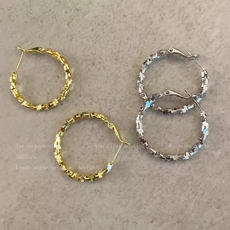 Silver ring earrings, a new 2024 bestseller for women, with a light luxury and high-end feel. Exaggerated ear rings and round face earrings Application Scenario