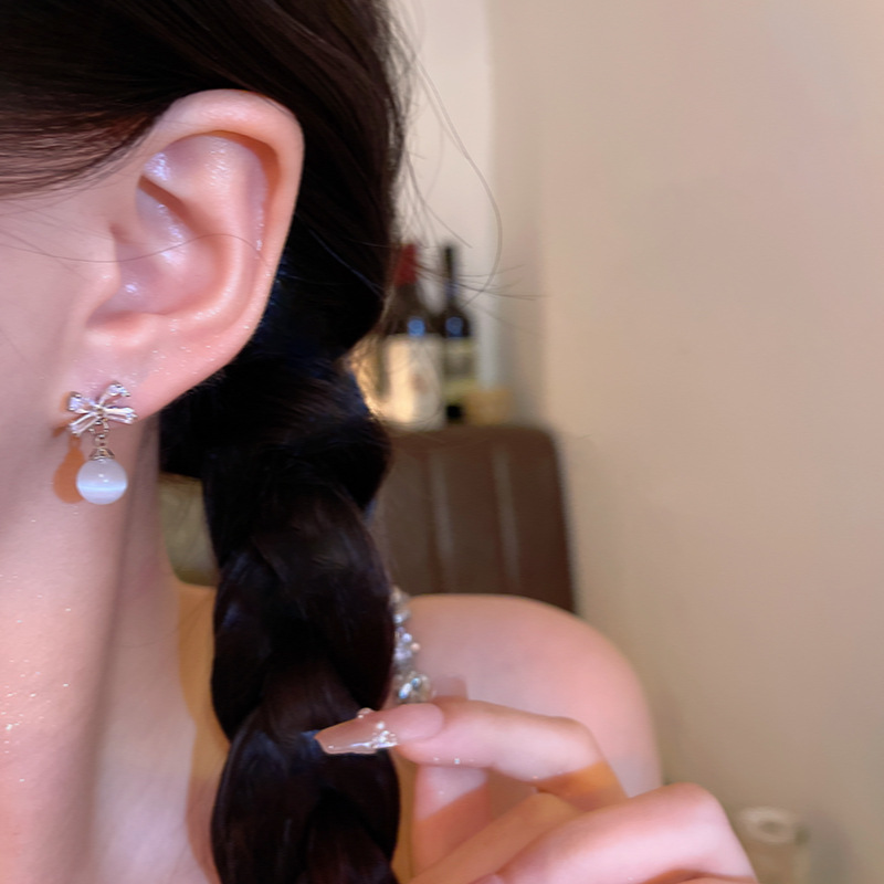 Sweet and elegant bow tassel earrings, women's fashion and high-end sense, light luxury cat's eye stone earrings, exquisite zircon earrings Application Scenario
