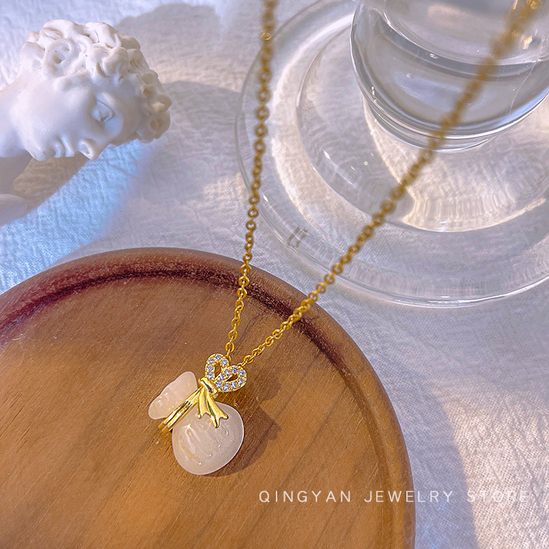 Korean-style light luxury white small gourd money bag pendant titanium steel necklace, women's niche design sense, versatile, internet-famous collarbone chain Specification drawing