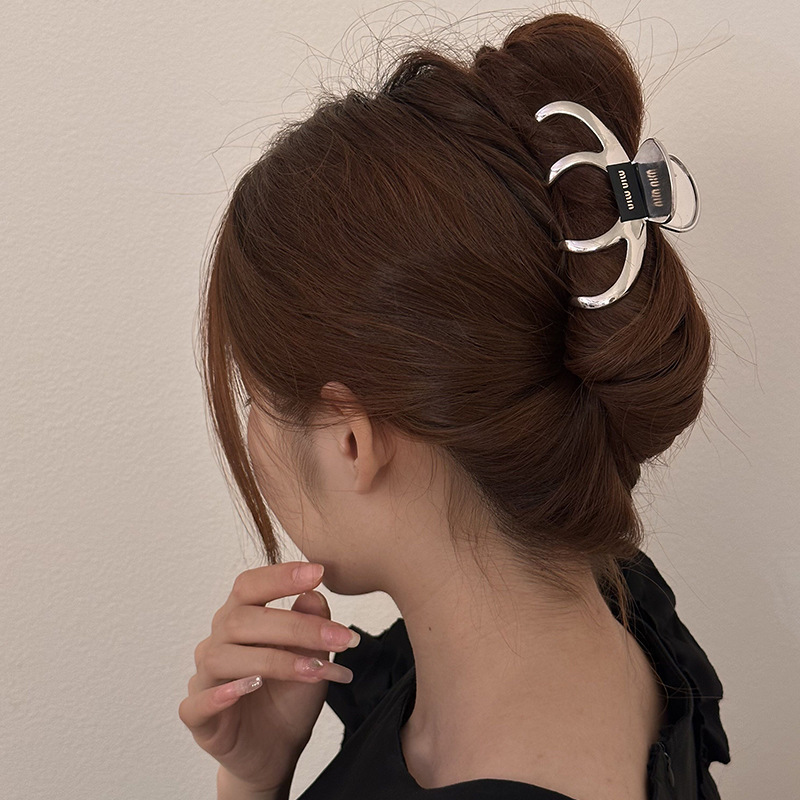 Large-sized updo hair clips, retro letter hair clips, simple shark clips at the back of the female head, and high-end hairpins Application Scenario